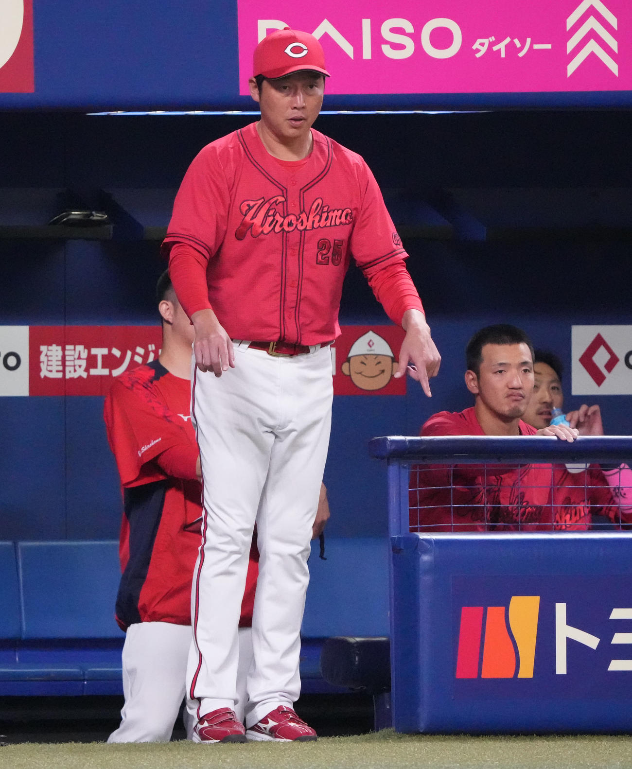 中日対広島　7回表広島無死一塁、羽月の牽制死に対しリクエストする新井監督（撮影・森本幸一）