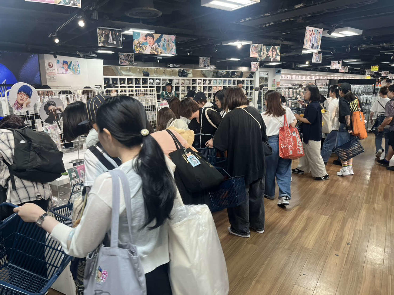 オリ姫デー初日で賑わうBs SHOP（撮影・村松万里子）