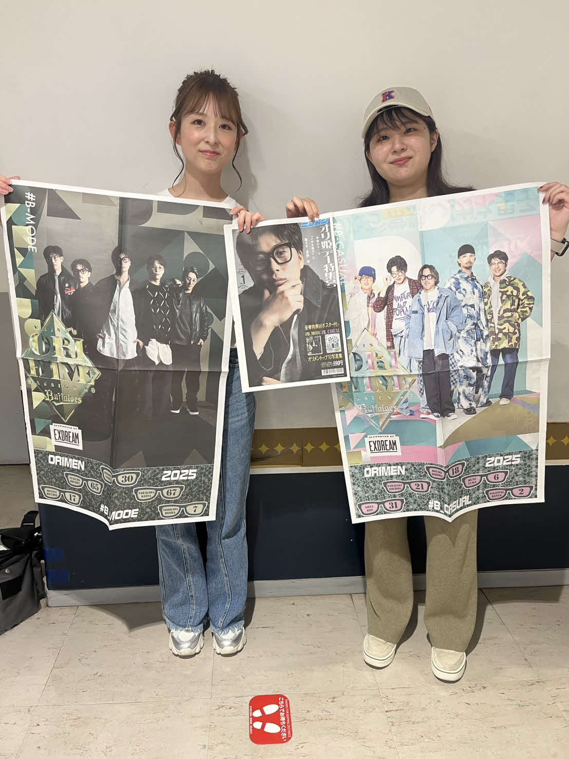 オリ姫デー特集号を購入した女性ファン（撮影・村松万里子）