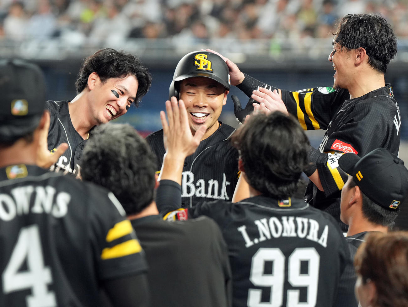 ロッテ対ソフトバンク　8回表ソフトバンク無死二、三塁、右前適時打を放ちナインに迎えられる代打近藤（撮影・たえ見朱実）