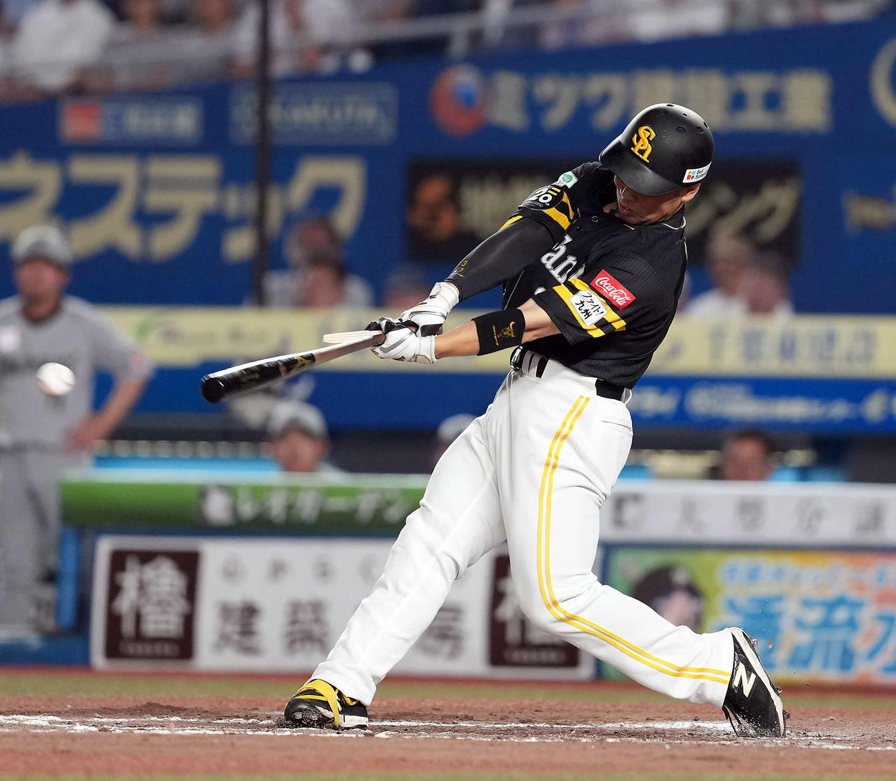 ロッテ対ソフトバンク　8回表ソフトバンク無死二、三塁、バットをへし折られながら右前適時打を放つ代打近藤（撮影・たえ見朱実）