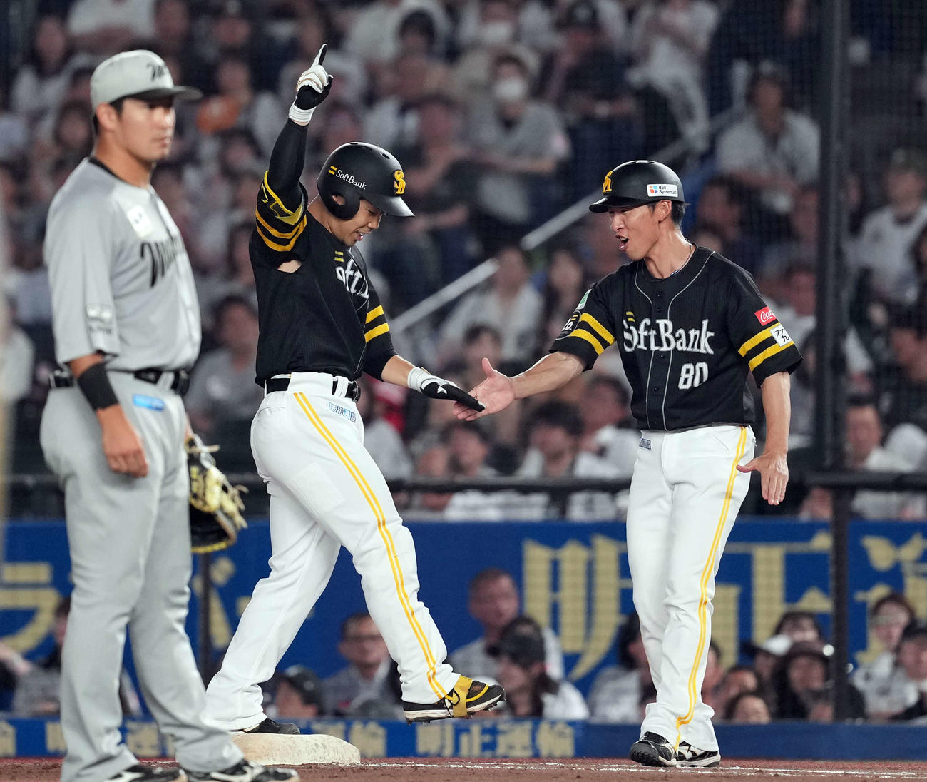 ロッテ対ソフトバンク　8回表ソフトバンク無死二、三塁、右前適時打を放ちポーズを決める代打近藤（撮影・たえ見朱実）