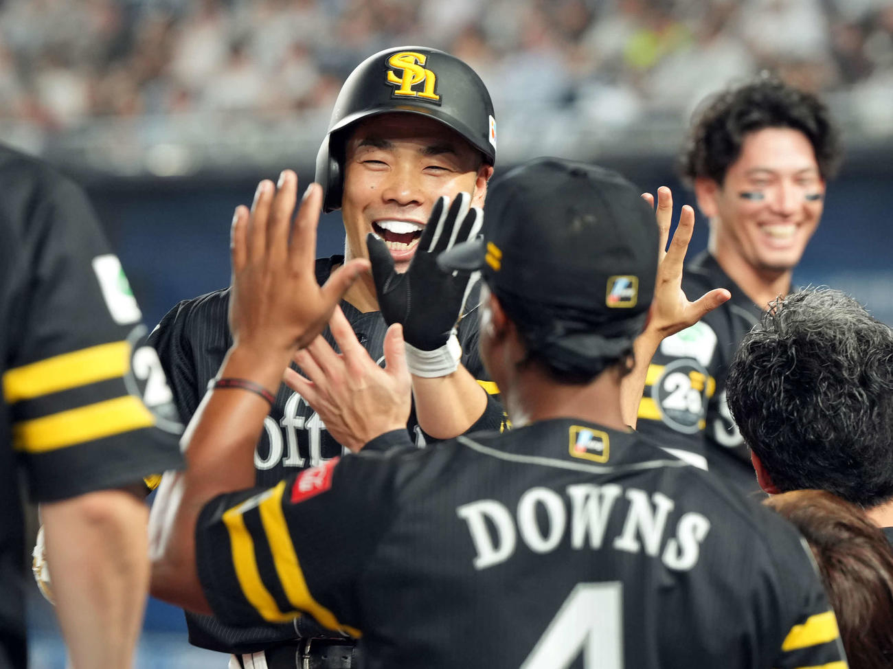 ロッテ対ソフトバンク　8回表ソフトバンク無死二、三塁、右前適時打を放ちナインに迎えられる代打近藤（撮影・たえ見朱実）
