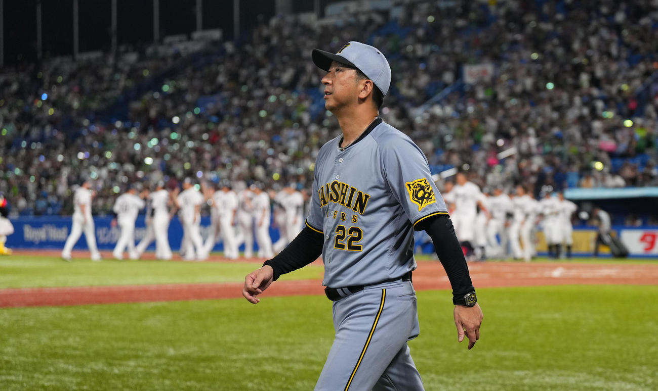 ヤクルト対阪神　ヤクルトにサヨナラ負けを喫し、引き揚げる阪神藤川監督（撮影・菅敏）
