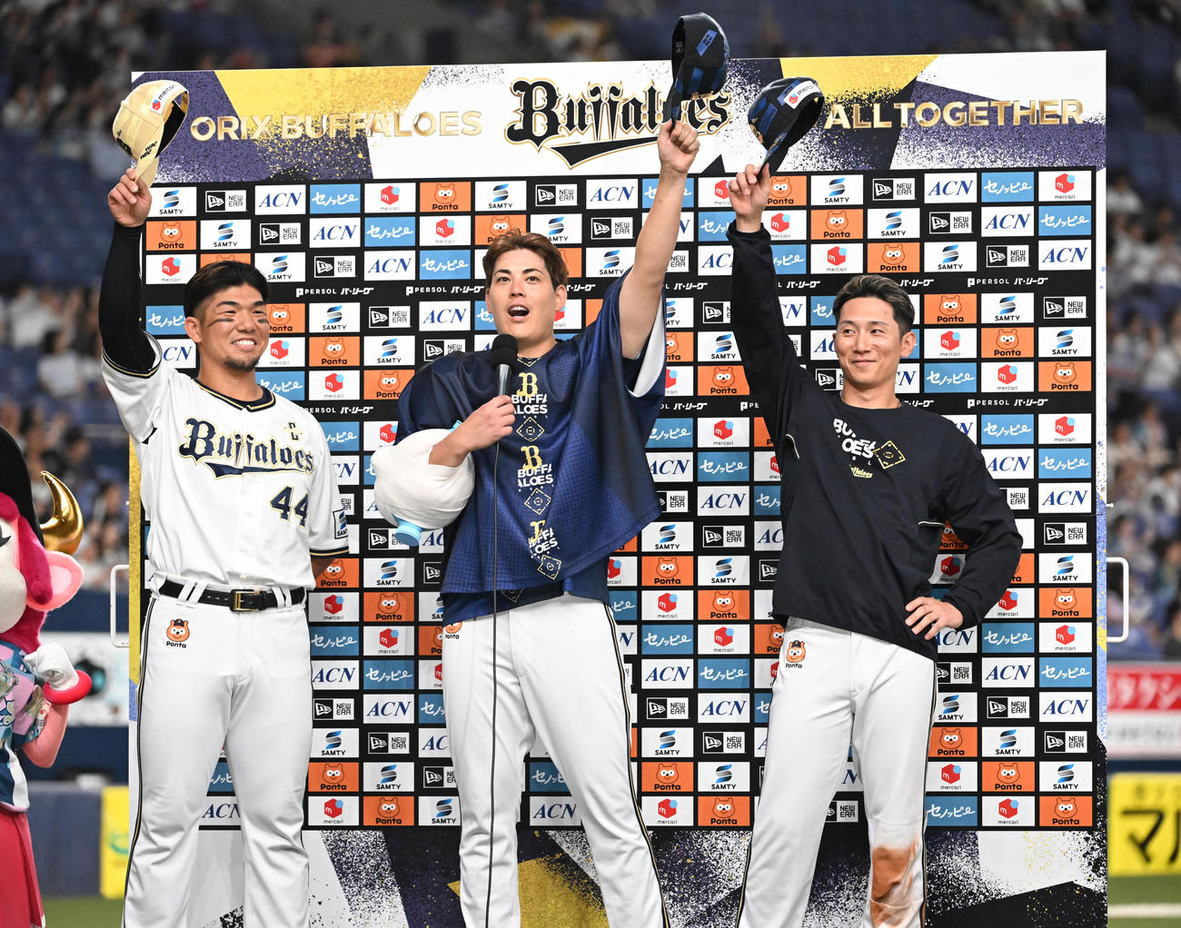 オリックス対楽天　ヒーローインタビューの最後を「ホイサー」で締める左からオリックス頓宮、九里、西川（撮影・和賀正仁）