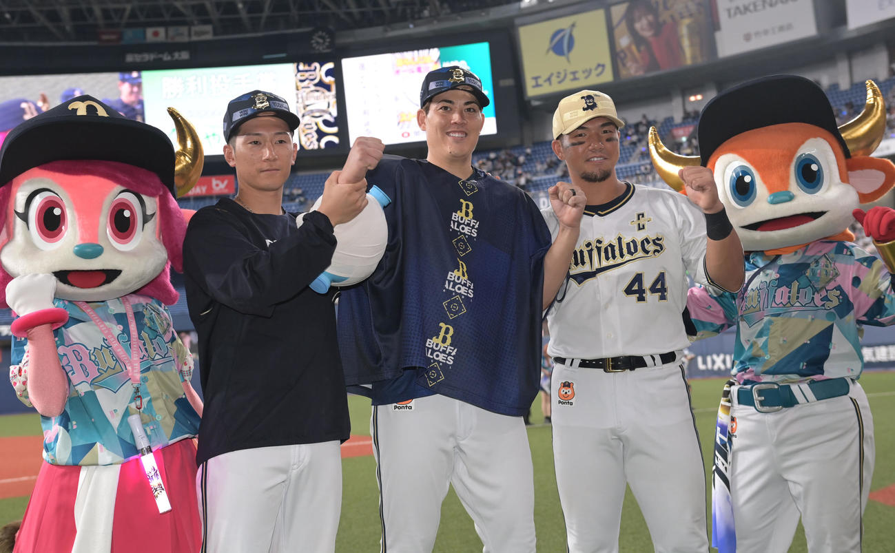 オリックス対楽天　ヒーローインタビュー後、ポーズを取る左からオリックス西川、九里、頓宮（撮影・和賀正仁）