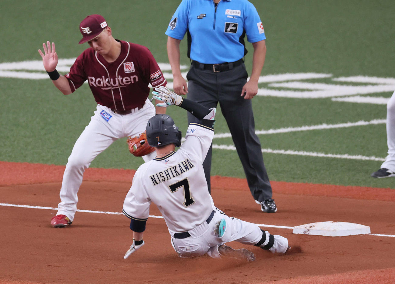 オリックス対楽天　7回裏オリックス2死二塁、西川は右越え適時三塁打を放つ（撮影・宮崎幸一）