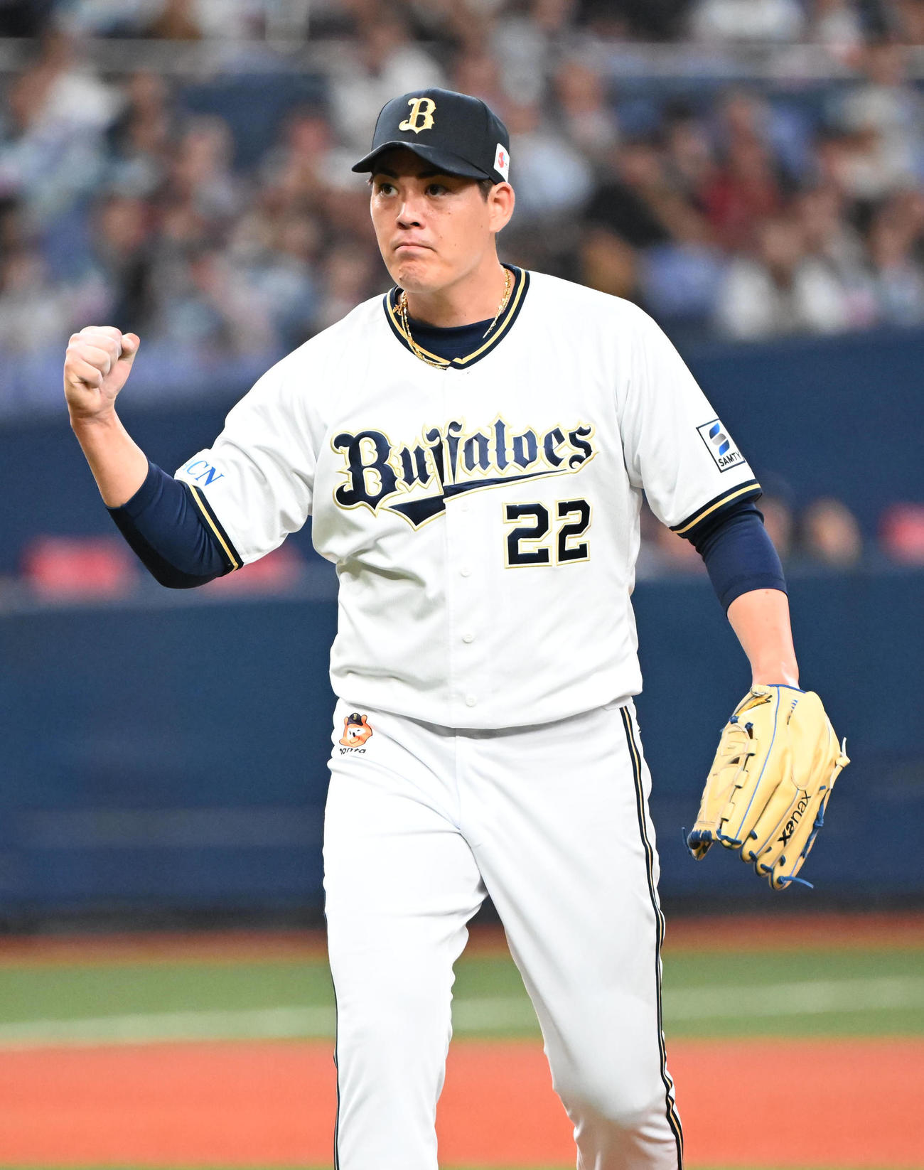 オリックス対楽天　6回表楽天2死一塁、辰己を空振り三振としガッツポーズする九里（撮影・和賀正仁）