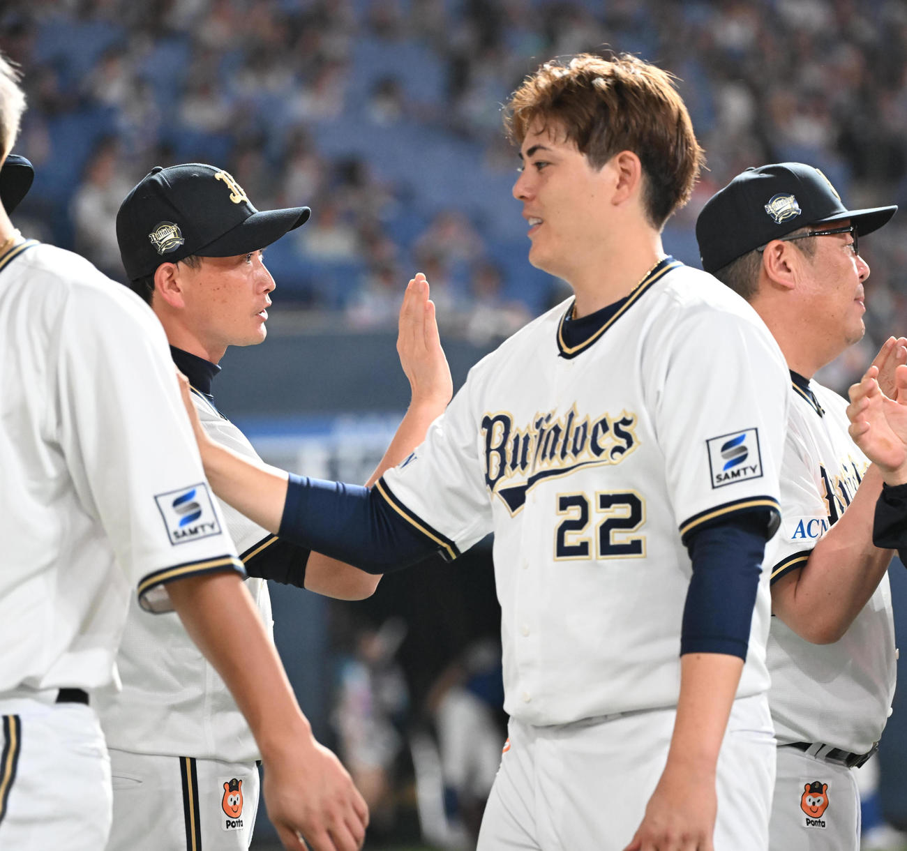 オリックス対楽天　楽天に勝利しタッチするオリックス岸田監督（左）と九里（撮影・和賀正仁）