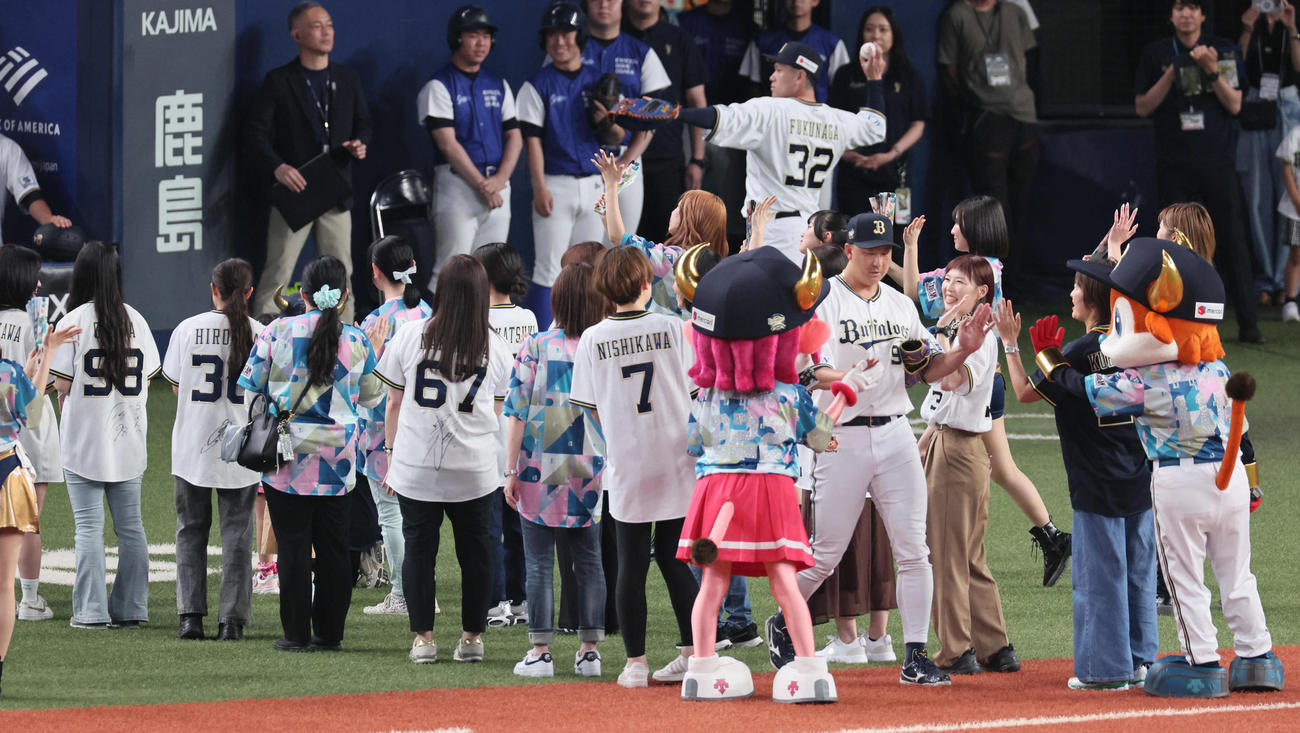 オリックス対楽天　1回表楽天無死、杉本（右）はオリ姫とハイタッチしながら守備位置に向かう（撮影・宮崎幸一）