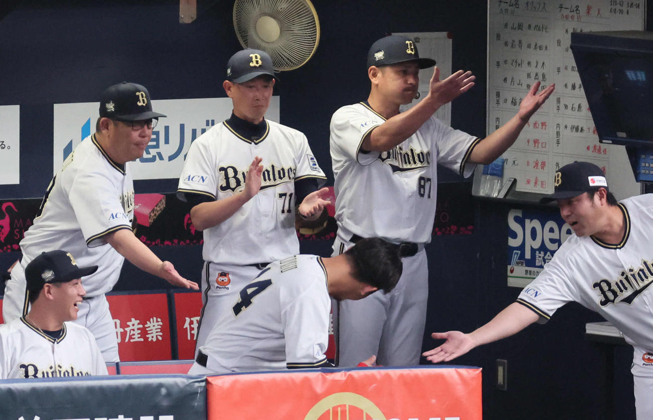 オリックス対楽天　4回裏オリックス1死満塁、岸田監督（左から3人目）は相手失策で生還した頓宮に拍手する（撮影・宮崎幸一）