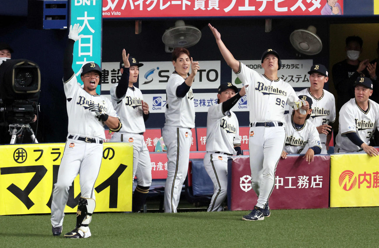 オリックス対楽天　5回裏オリックス1死一塁、頓宮は左越え2点本塁打を放ち、杉本（右）と一緒にホイサ～！（撮影・宮崎幸一）