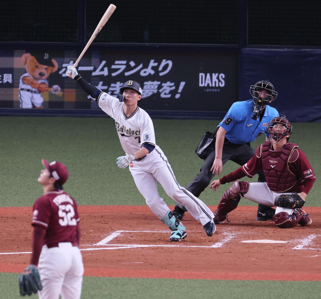 オリックス対楽天　7回裏オリックス2死二塁、西川は右越え適時三塁打を放つ（撮影・宮崎幸一）