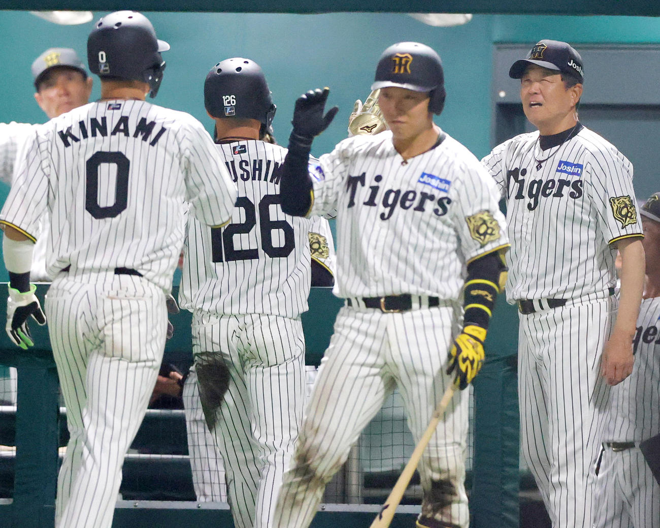 ウエスタン・リーグ阪神対中日　8回裏阪神無死一、二塁、平田2軍監督（右）は代打原口の左2点適時二塁打で生還の木浪（左）らを出迎える（撮影・上山淳一）