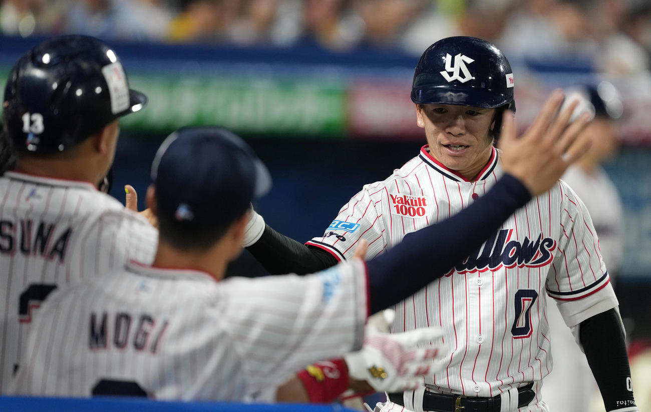 ヤクルト対阪神　7回裏ヤクルト1死、左越えソロ本塁打を放ち、ナインと笑顔でハイタッチする並木（撮影・鈴木みどり）