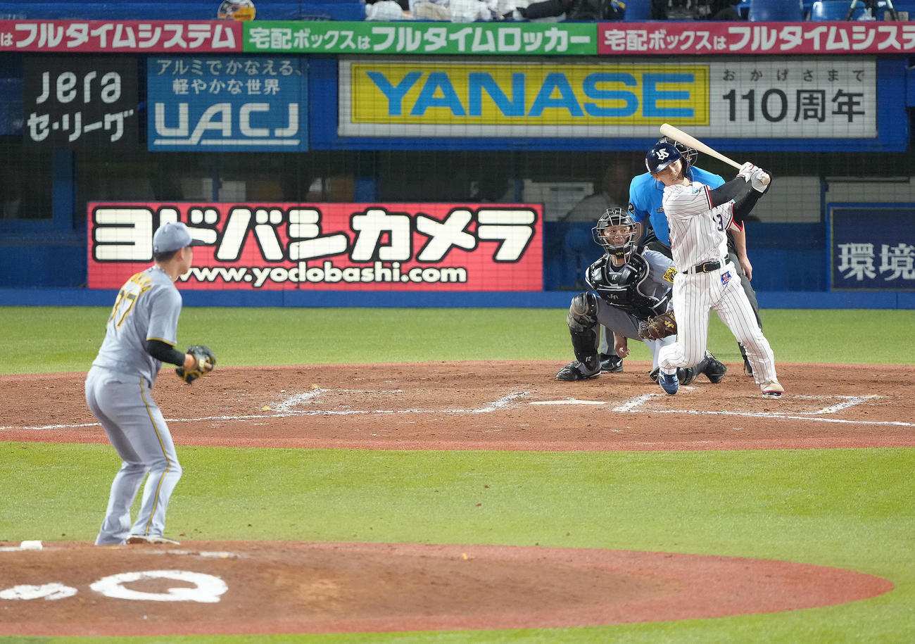 ヤクルト対阪神　9回裏ヤクルト2死二塁、内山の打球が相手後逸を誘いサヨナラ勝ちする。投手及川（撮影・足立雅史）