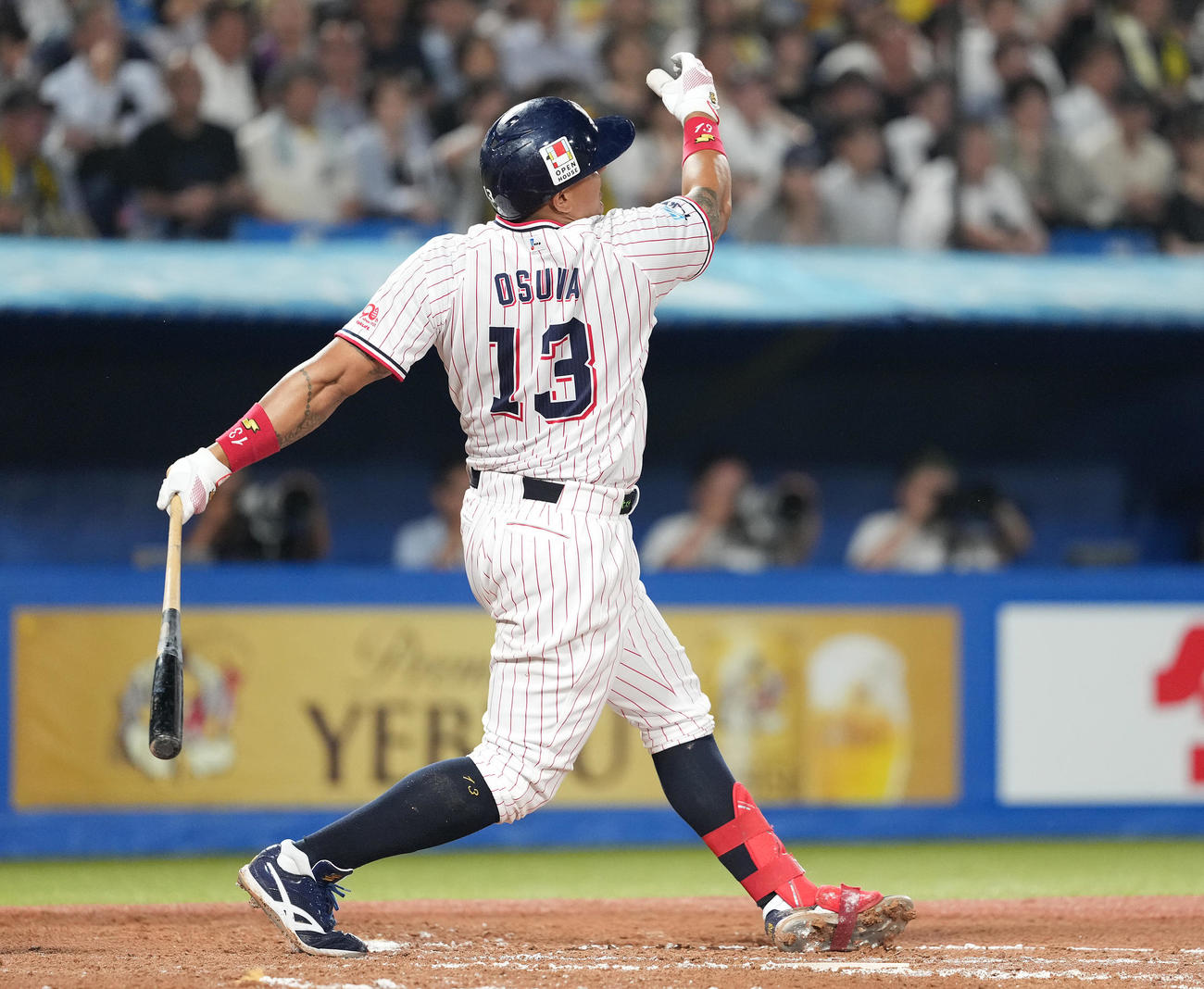 ヤクルト対阪神　7回裏ヤクルト2死一塁、左越え2点本塁打を放つオスナ（撮影・鈴木みどり）
