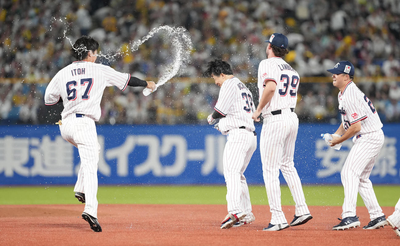 ヤクルト対阪神　サヨナラ勝ちし、ナインに祝福されるヤクルト内山（左から2人目）（撮影・鈴木みどり）