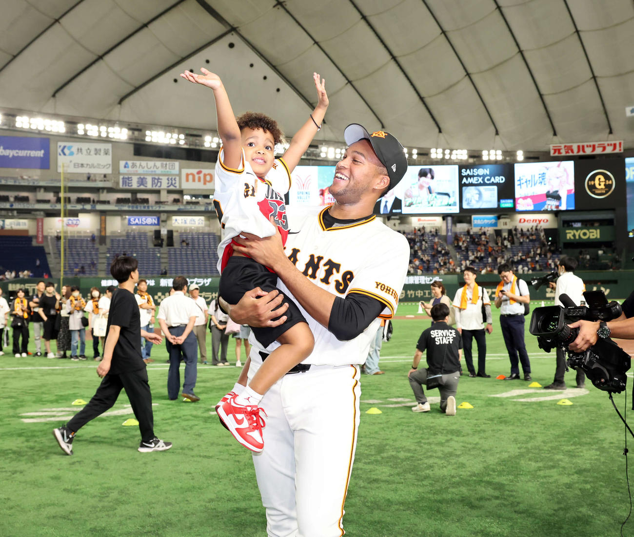 巨人対DeNA 30試合連続無失点の巨人マルティネスは場内1周後、笑顔で愛息ルーカス君を抱っこする（撮影・浅見桂子）
