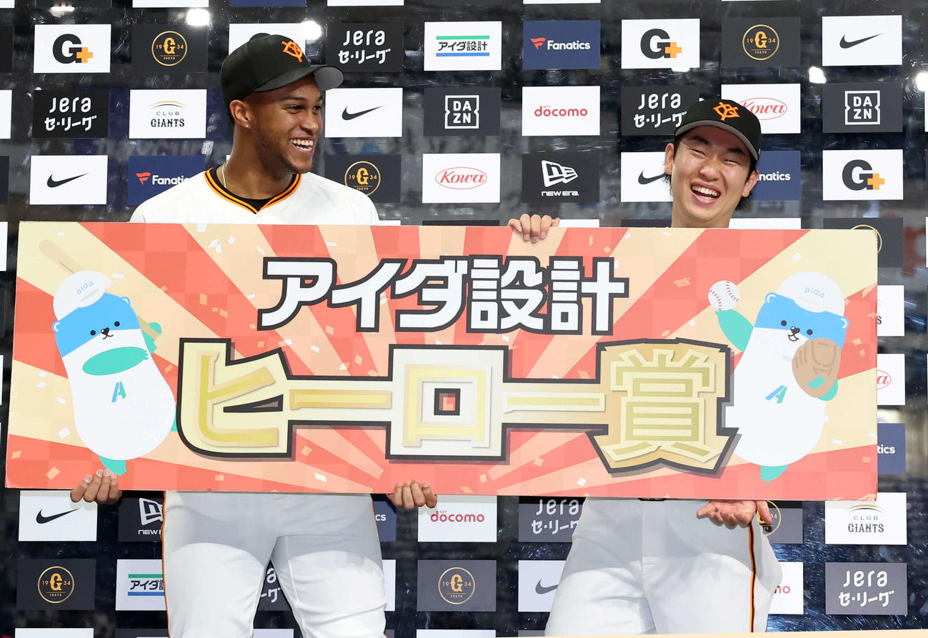 巨人対DeNA　ヒーローインタビューで笑顔の巨人マルティネス（左）と山崎（撮影・浅見桂子）