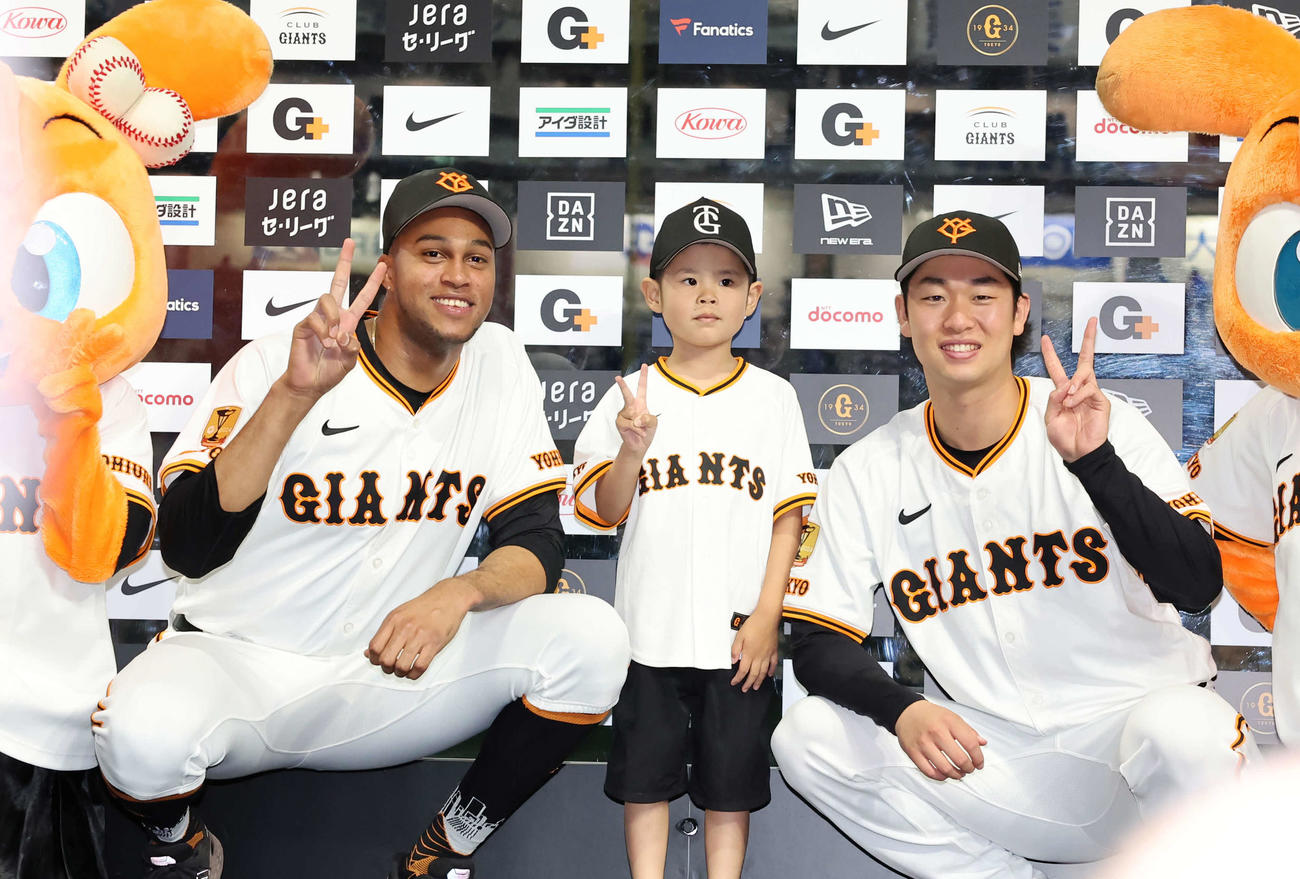 巨人対DeNA　ヒーローインタビューでファンの子どもと笑顔でVサインするする巨人マルティネス（左）と山崎（撮影・浅見桂子）