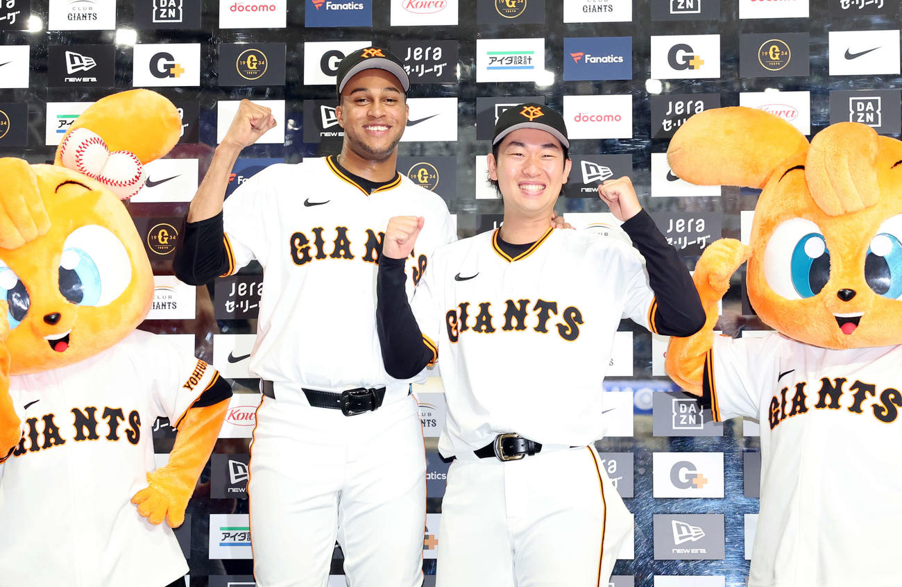 巨人対DeNA　ヒーローインタビューで笑顔でガッツポーズする巨人マルティネス（左）と山崎（撮影・浅見桂子）