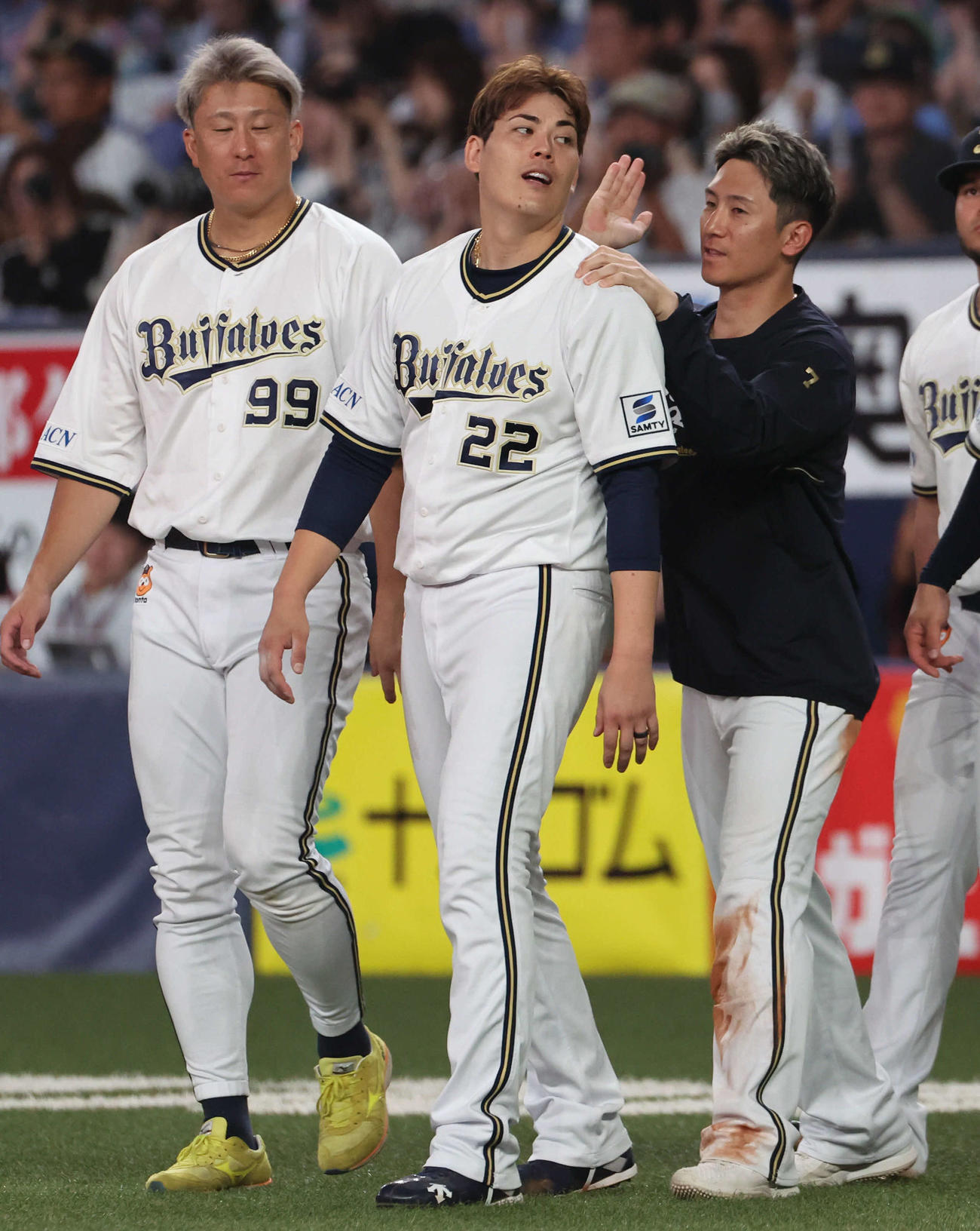 オリックス対楽天　完封を逃したものの、6勝目を挙げたオリックス先発の九里（左から2人目）は西川に肩をたたかれながらナインの出迎えに向かう。左は杉本（撮影・西尾就之）