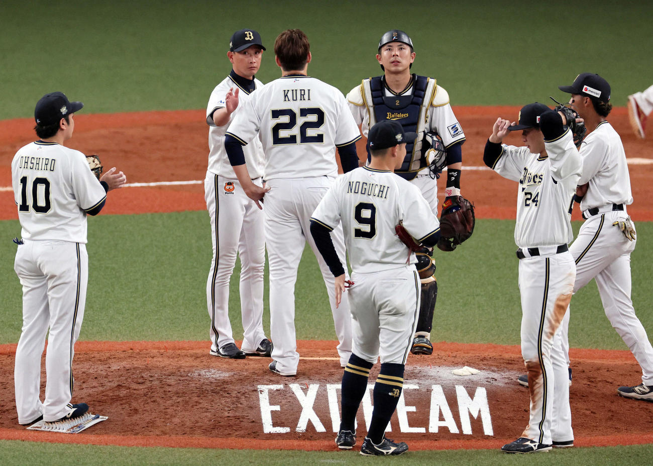オリックス対楽天　9回表楽天1死満塁、完封勝利を逃した九里の肩をたたいて交代を告げる岸田監督（撮影・宮崎幸一）