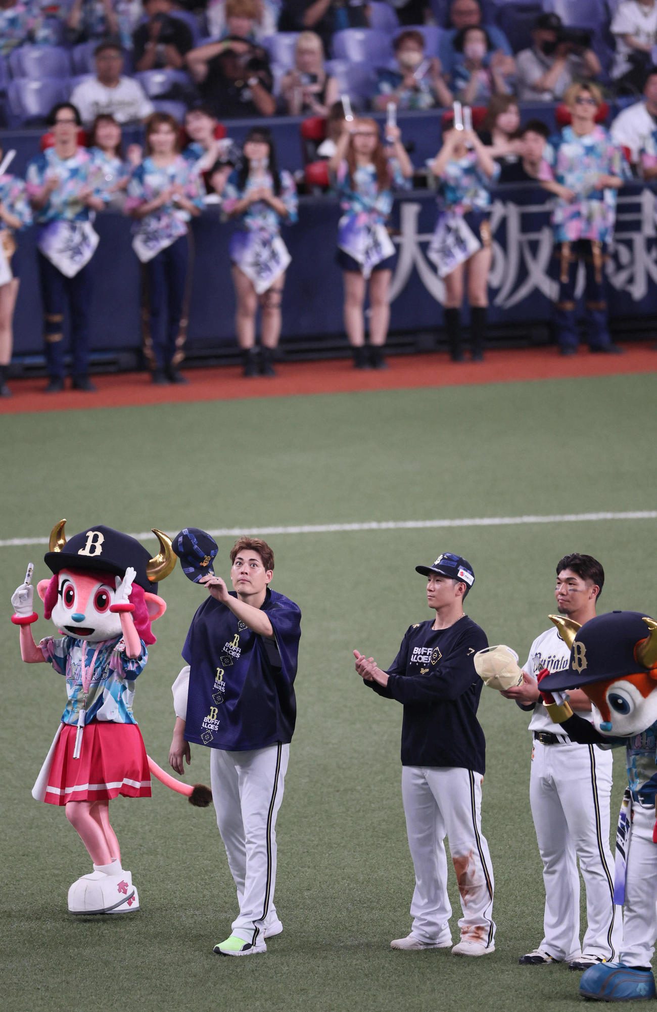 オリックス対楽天　ファンと勝利を祝う、左から九里、西川、頓宮（撮影・宮崎幸一）