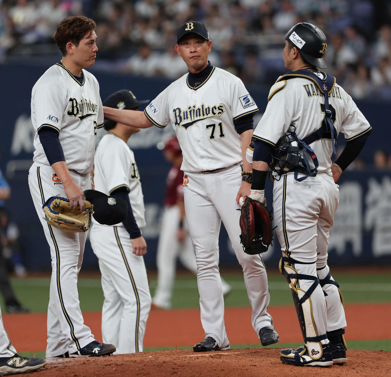 オリックス対楽天　9回表、完封目前で失点したオリックス九里（左）に交代を命じた岸田監督は肩をたたいてねぎらう（撮影・西尾就之）