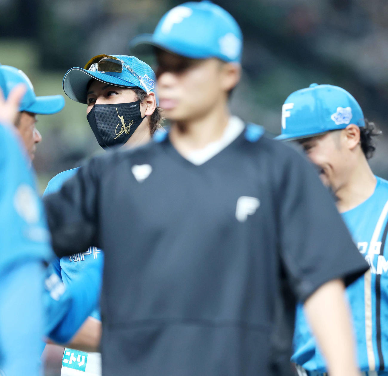 西武対日本ハム　西武に勝利し、ナインを迎える新庄監督（後方左）（撮影・河田真司）