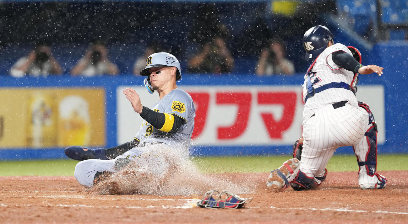 ヤクルト対阪神　4回表阪神2死一、二塁、ヘルナンデスの中前適時打で生還する二塁走者佐藤輝。捕手古賀（撮影・鈴木みどり）