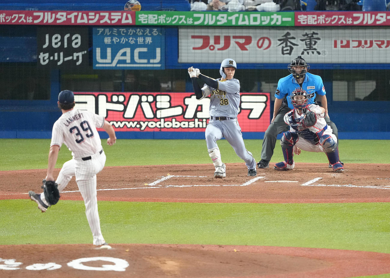 ヤクルト対阪神　6回表阪神1死一塁、小幡は左前打を放つ。投手ランバート（撮影・足立雅史）