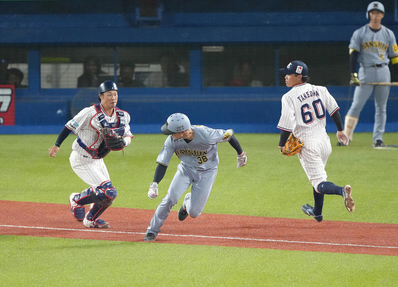 ヤクルト対阪神　6回表阪神2死一、三塁、三塁走者小幡（中央）は重盗で本塁を狙うもはさまれアウトとなる（撮影・足立雅史）