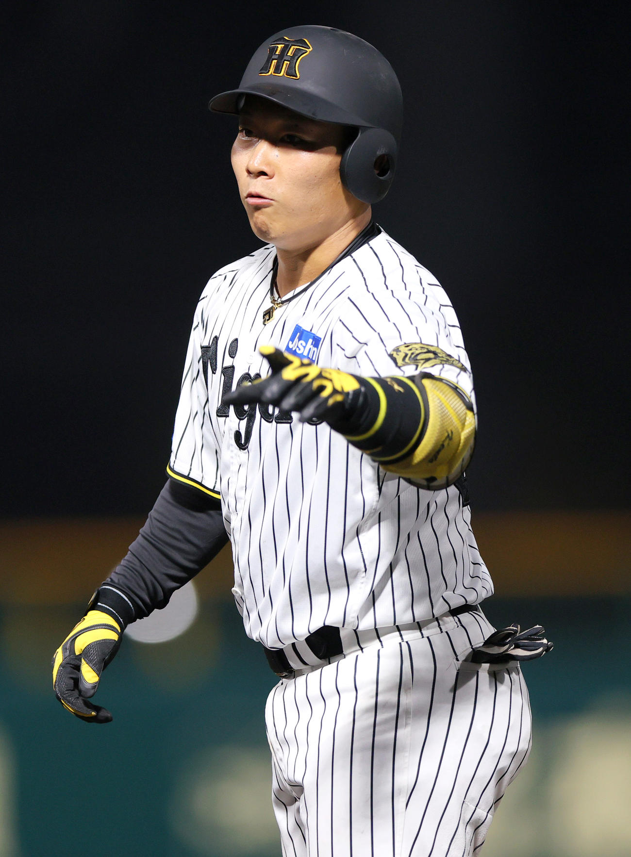 ウエスタン・リーグ阪神対中日　6回裏阪神2死満塁、藤田は左前適時打を放ちベンチに向かってポーズする（撮影・上山淳一）