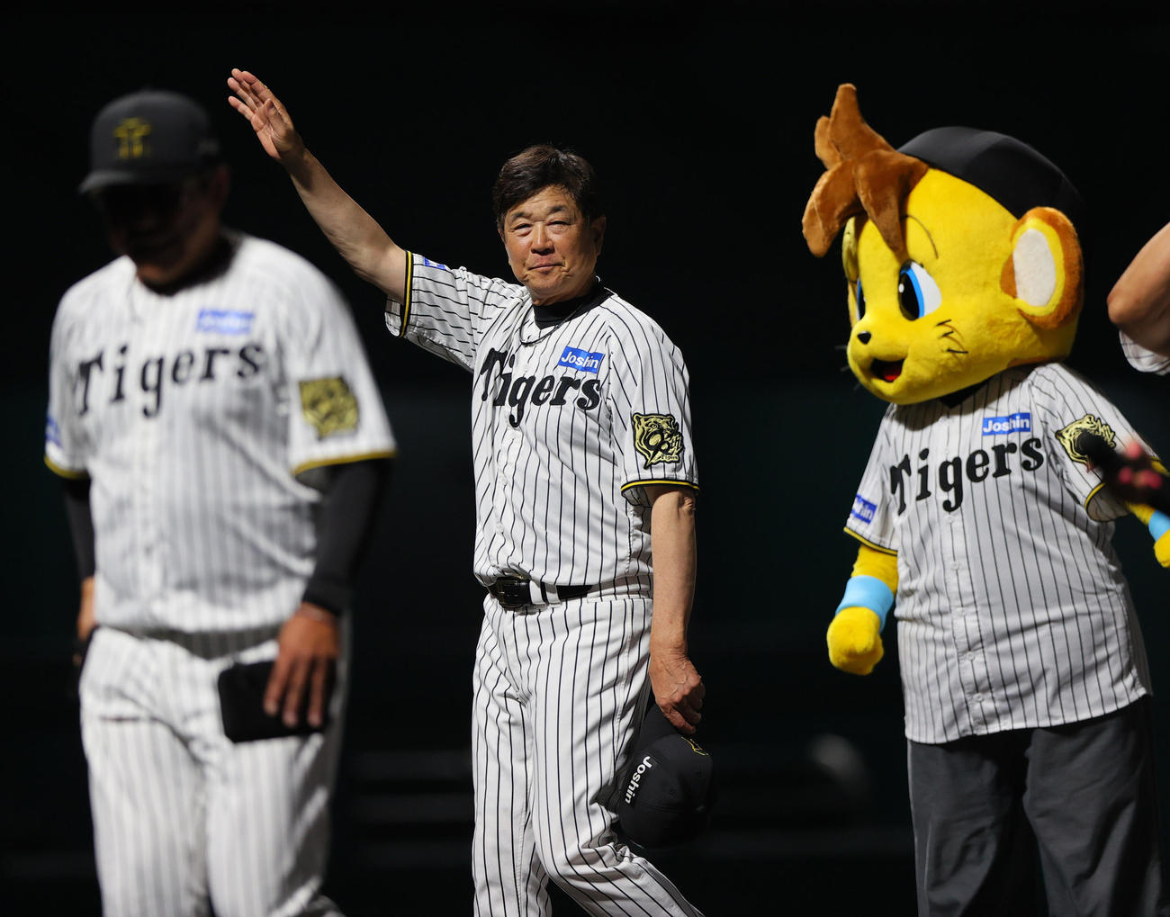 ウエスタン・リーグ阪神対中日　中日に勝利し、スタンドのファンにあいさつする平田2軍監督（撮影・上山淳一）