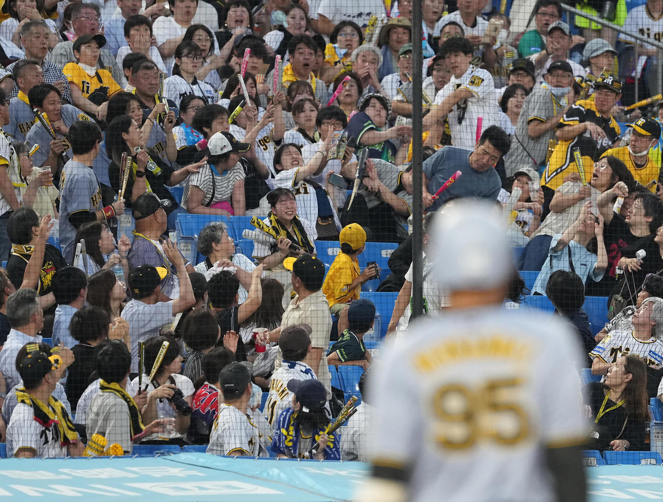 ヤクルト対阪神　3回表阪神無死、ヘルナンデスの折れたバットが客席に入る（撮影・鈴木みどり）
