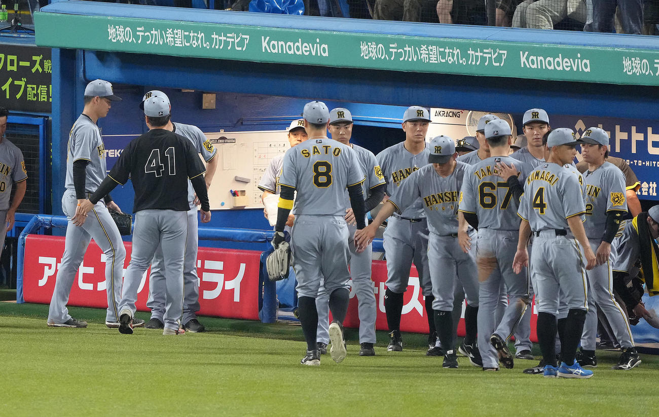 ヤクルト対阪神　ヤクルトにサヨナラ負けし、足早に引き揚げる阪神及川（左端）ら（撮影・足立雅史）