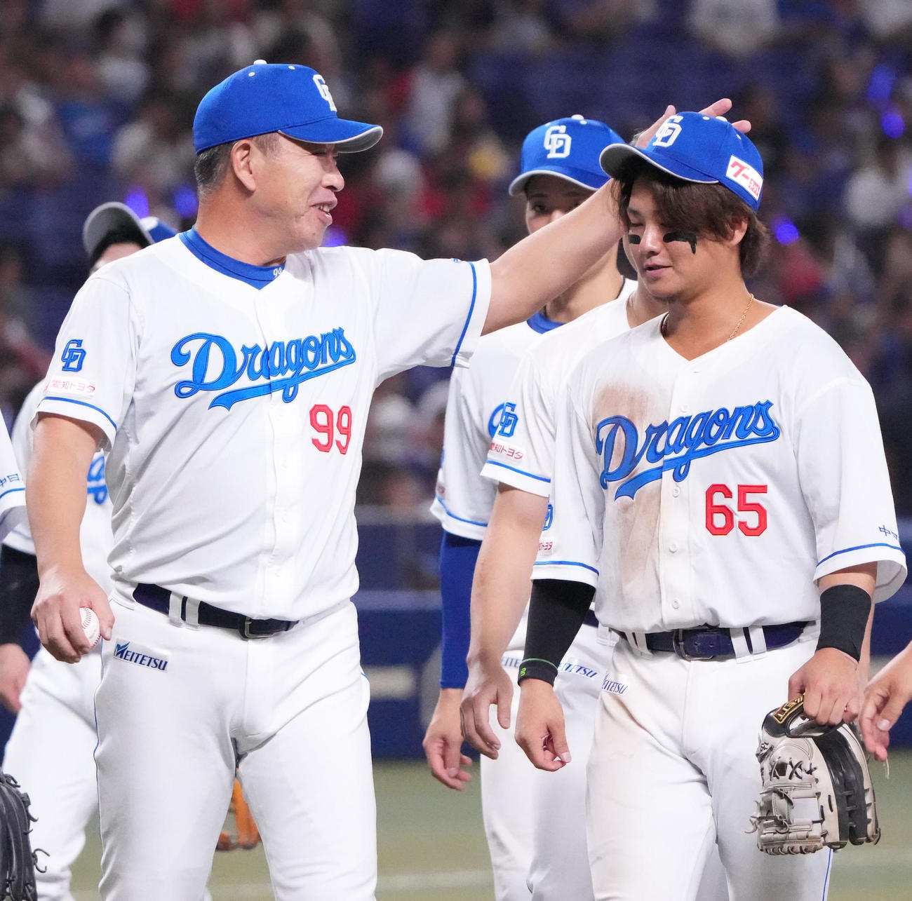 中日対広島　試合終了、佐藤（右）に言葉をかける井上監督（撮影・森本幸一）