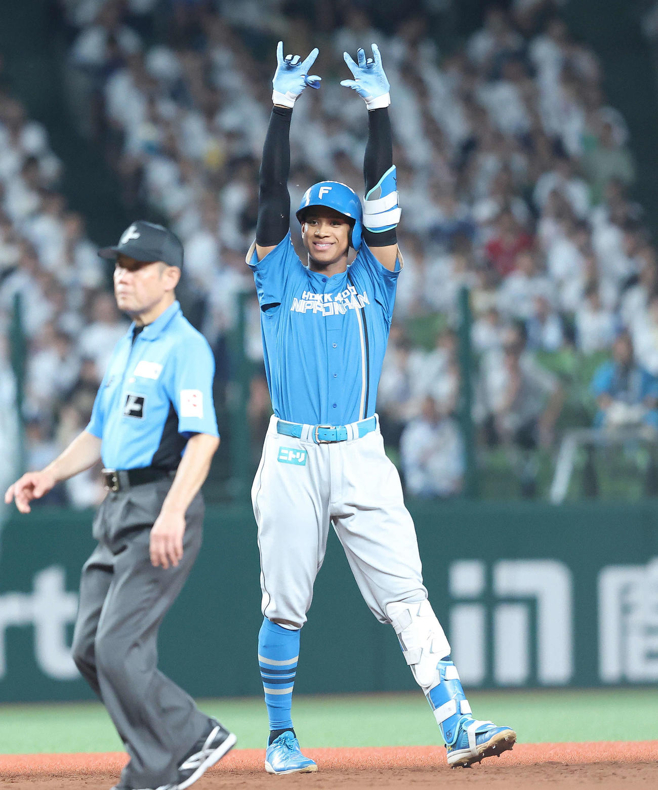 西武対日本ハム　8回表日本ハム1死満塁、右翼線に2点適時二塁打を放ち出塁する万波（撮影・河田真司）