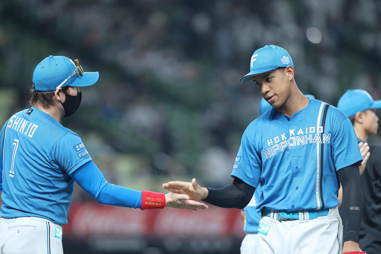 西武対日本ハム　西武に勝利し、万波（右）らナインを迎える新庄監督（撮影・河田真司）