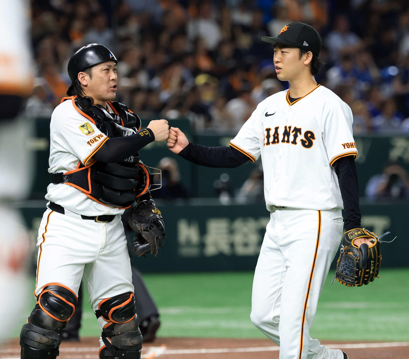 巨人対DeNA 4回表DeNAの攻撃を抑え、甲斐（左）とグータッチする山崎（撮影・浅見桂子）