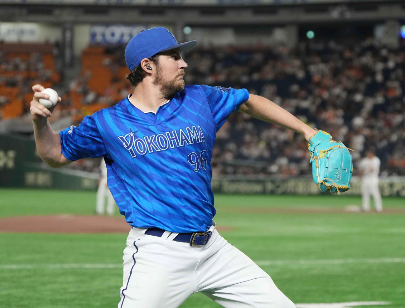 巨人対DeNA　試合前にキャッチボールするDeNA先発のバウアー（撮影・小沢裕）