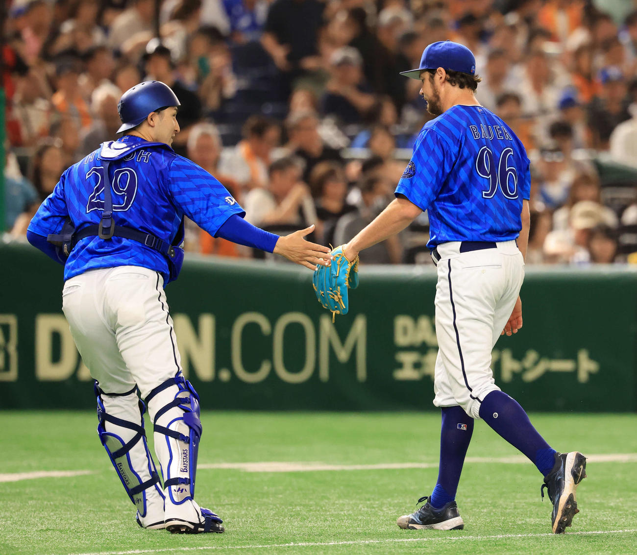 巨人対DeNA 1回裏巨人の攻撃を抑えたバウアー（右）は伊藤とハイタッチ（撮影・浅見桂子）