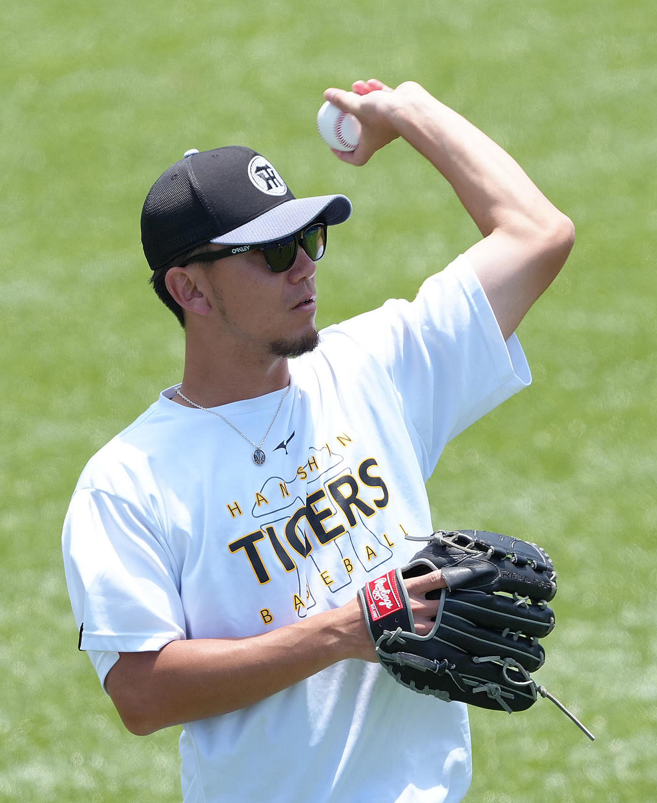 試合前、キャッチボールで調整する阪神伊藤将（撮影・足立雅史）
