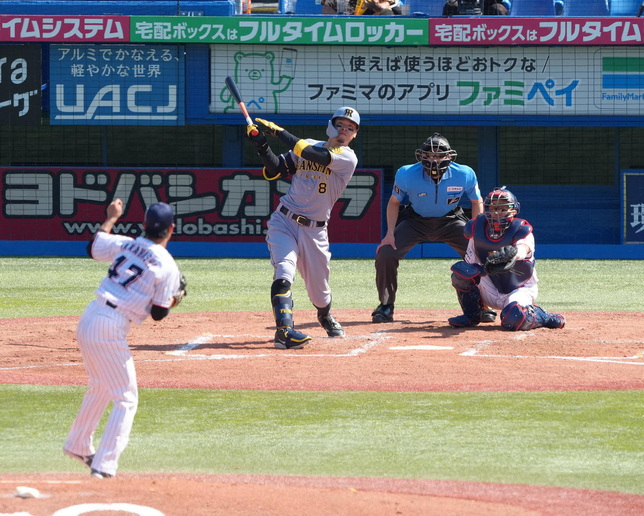 ヤクルト対阪神　4回表阪神無死、佐藤輝は中越え二塁打を放つ。投手高橋（撮影・足立雅史）