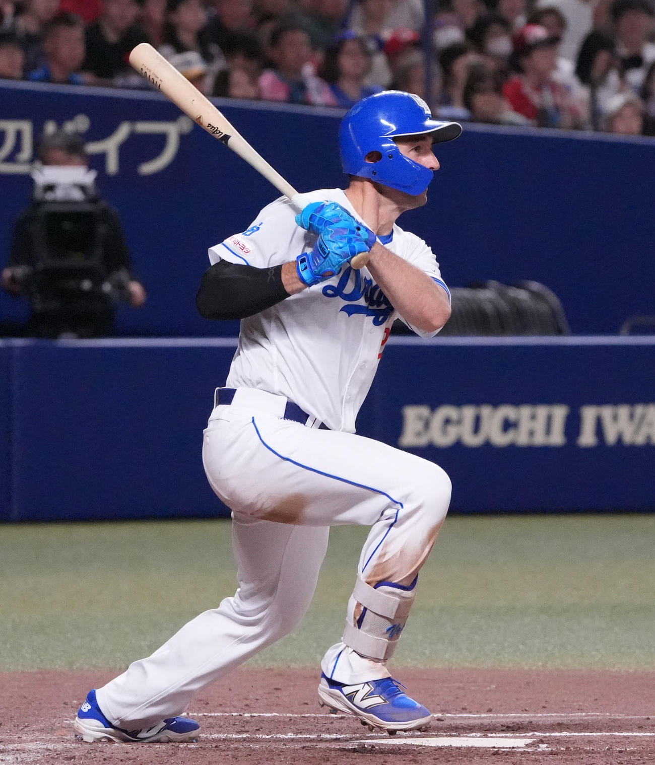 中日対広島　3回裏中日2死一、二塁、右前適時打を放つボスラー（撮影・森本幸一）