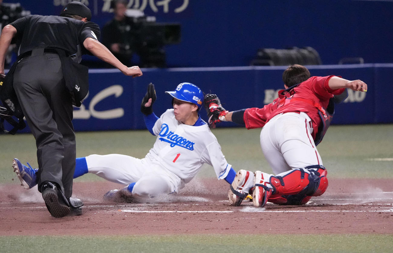 中日対広島　3回裏中日2死一、二塁、ボスラーの右前適時打で生還する岡林（中央）捕手は坂倉（撮影・森本幸一）