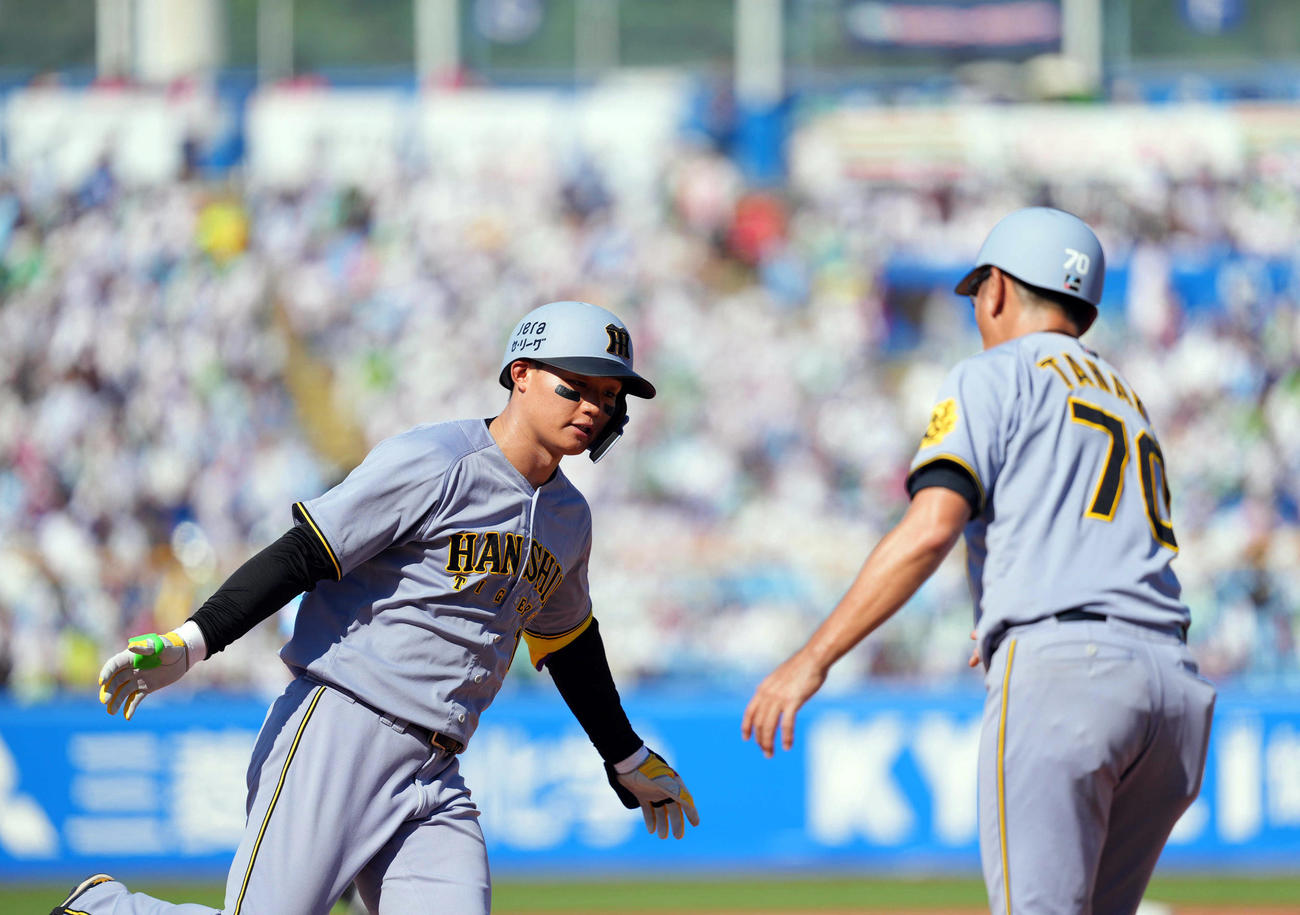 ヤクルト対阪神　5回表阪神2死二塁、2点本塁打を放ち、田中コーチ（右）とタッチを交わし、生還する森下（撮影・狩俣裕三）