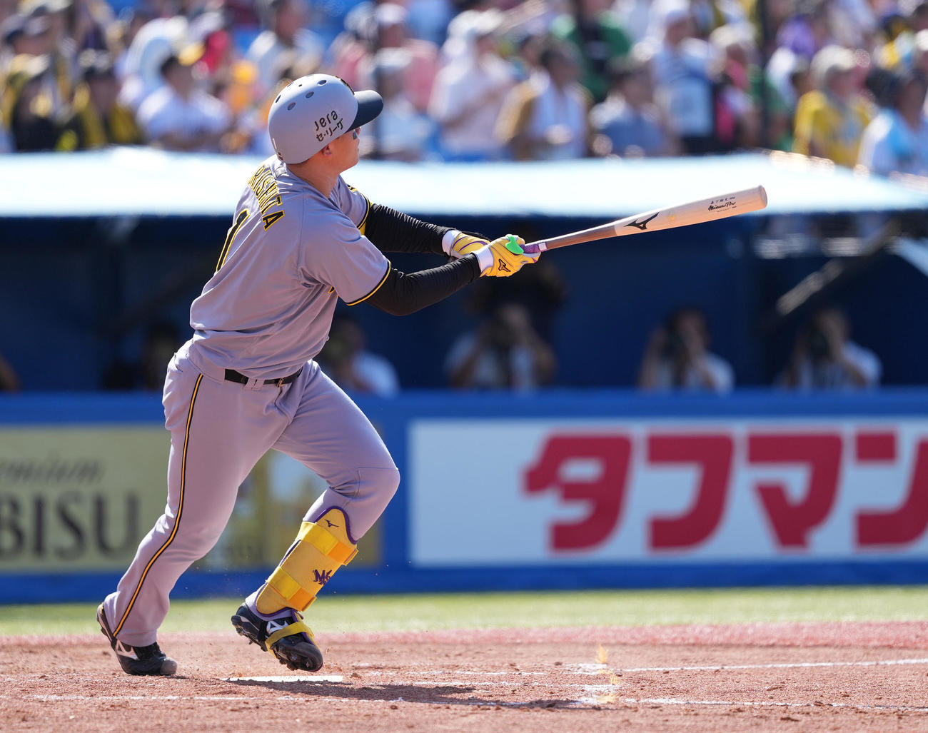 ヤクルト対阪神　5回表阪神2死二塁、先制の左越え2点本塁打を放つ森下（撮影・鈴木みどり）